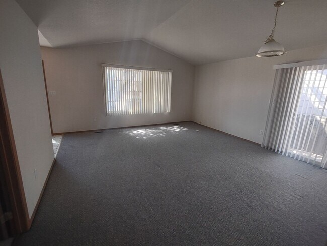 Foto del edificio - ALL PROSPECTIVE TENANTS MUST SUBMIT A $58 NON-REFUNDABLE APPLICATION FEE PER APPLICANT ONLINE AND...