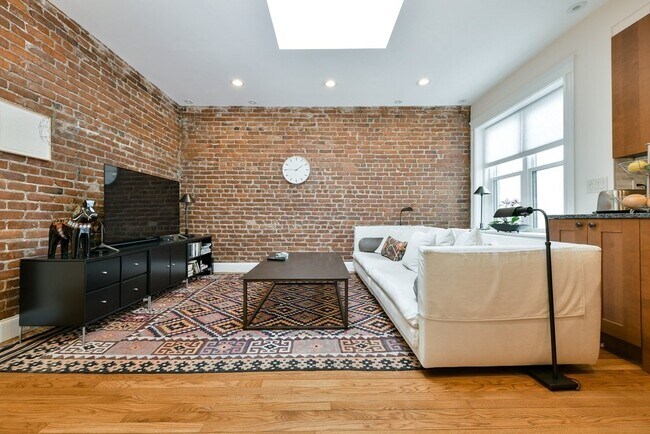 Building Photo - 1038 Beacon St