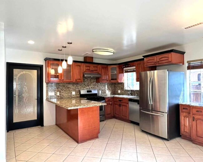 Cocina vista desde la entrada principal, mostrando el acceso con puerta a la sala de estar. - 2330 S Mansfield Ave