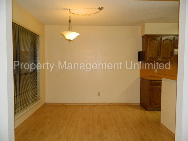 Building Photo - 718 Carriage Way