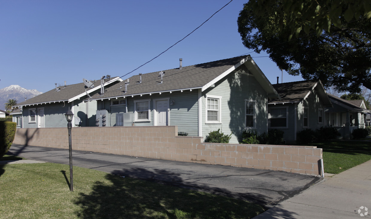 Building Photo - 520 W Vesta St