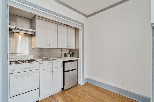 Kitchen - 31 Palmer Sq W