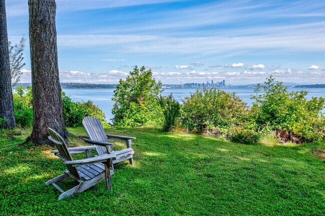 Foto del edificio - Beautiful Vintage Charming High Bank Waterfront Bainbridge Island Home