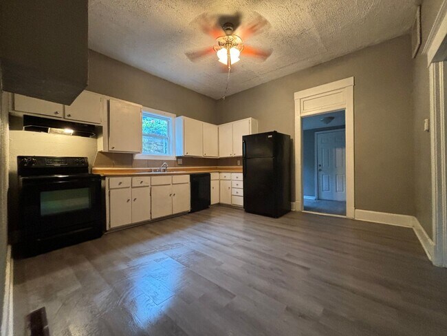 Building Photo - RENT THIS 3 BEDROOM 2 BATH AVAILABLE NOW