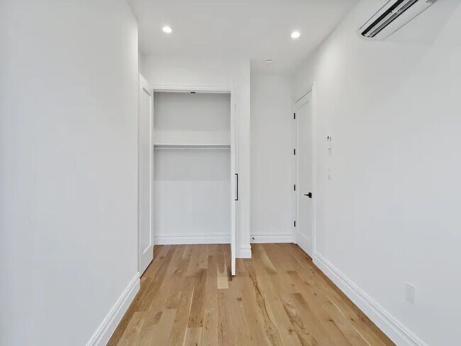 Foto del edificio - "Charming 2-Bed Oasis in Brooklyn's Heart – Your Perfect Urban Retreat!"