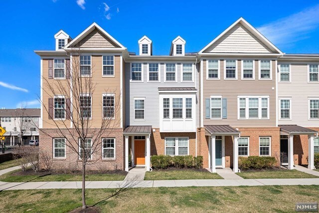 Foto principal - 11 Eisenhower Ln