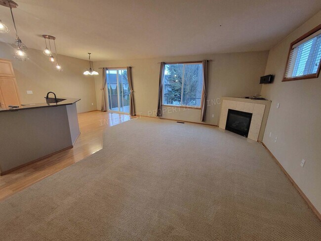 Foto del edificio - *1ST MONTH'S RENT FREE PROMO* Large 3 Bed 2.5Ba Vancouver Beauty W/ Gas Fireplace, Dog Run, Fence...