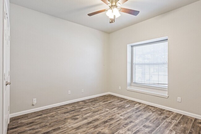 Building Photo - 3 Bedroom 3 Bath gated community in Baylor Bubble