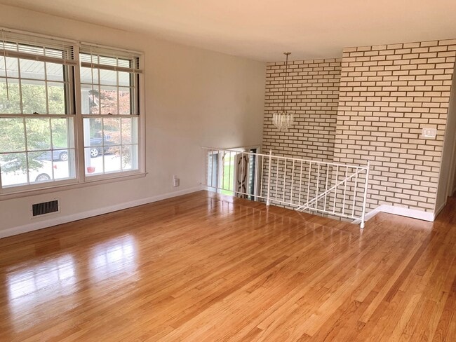 Building Photo - Split Foyer 3bd. 2.5bth Home for Rent in L...