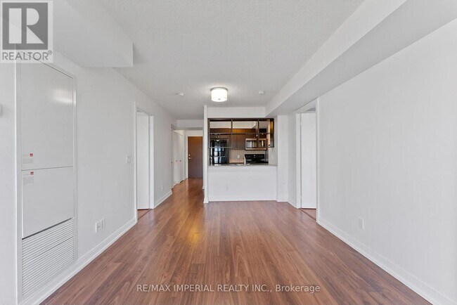 Photo du bâtiment - 181 Village Green Square