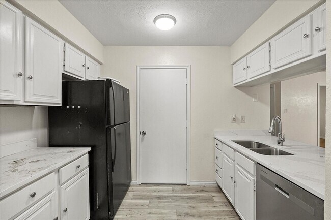Foto del edificio - 2504 Brook Hollow Ct