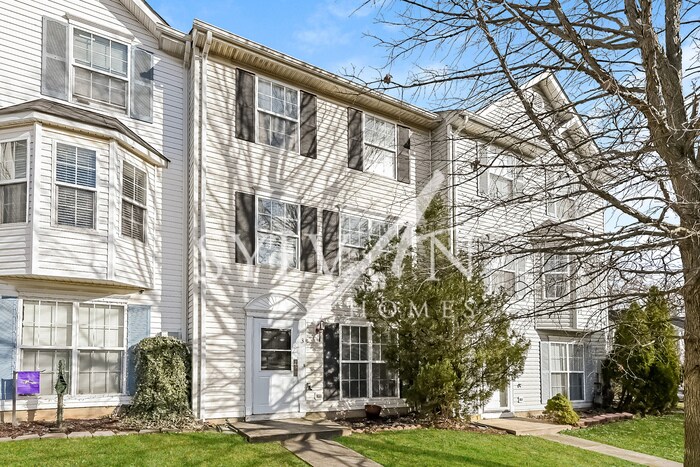 Primary Photo - Welcome home to this lovely 3 bedroom, 2.5...