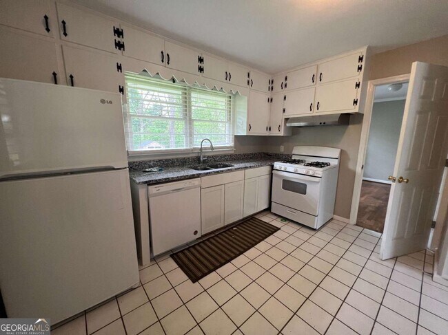 Building Photo - 1369 Longview Dr