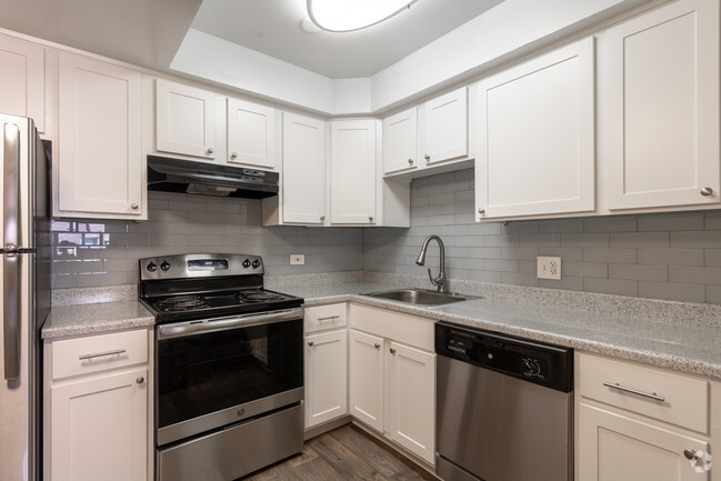 1BD, 1BA - 648 SF - Asbury Plaza