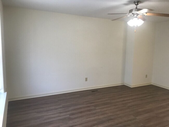 Foto del edificio - 1722 University Dr