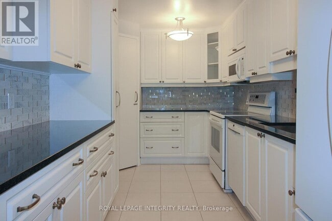 Building Photo - 1080 Des Ormes Pl