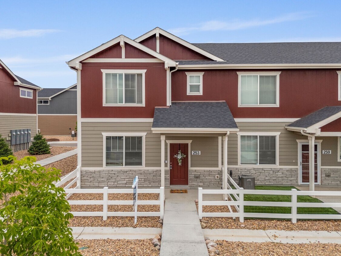 Foto principal - Beautiful 3-Bedroom Townhome with Park Vie...