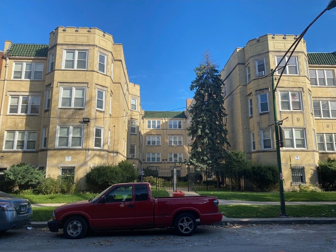 Foto principal - 7011 S Merrill Ave