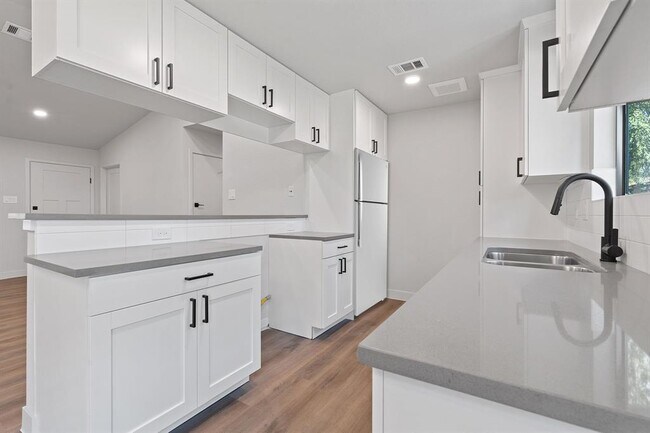 Building Photo - 8000 Dowling Cove