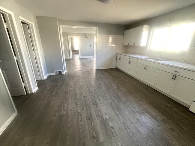 Building Photo - 417 W 17th St