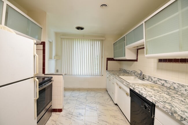 Building Photo - 4028 Ledgewood Dr