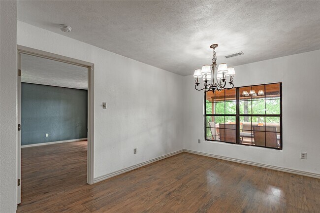 Foto del edificio - 73 Thomas Lake Rd