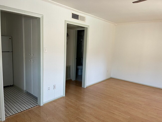 New laminate floor - 5216 Arboles Dr