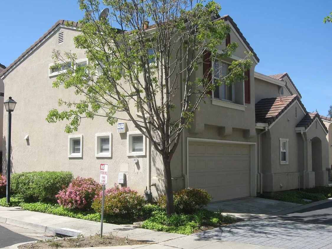 Building Photo - 37323 Pinehurst Ter