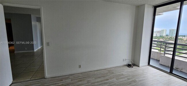 Foto del edificio - 3300 NE 191st St