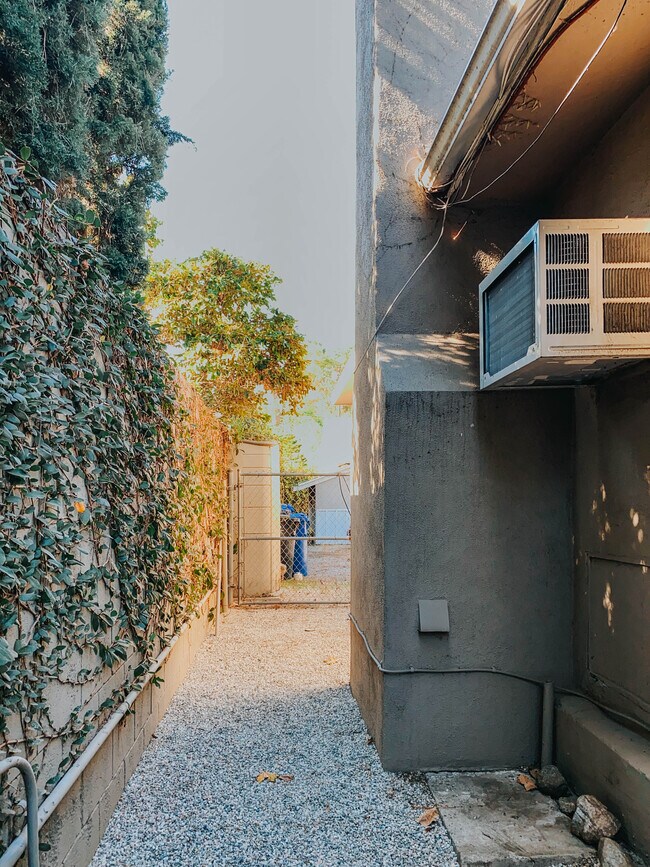 Building Photo - 6727 1/2 Orion Ave