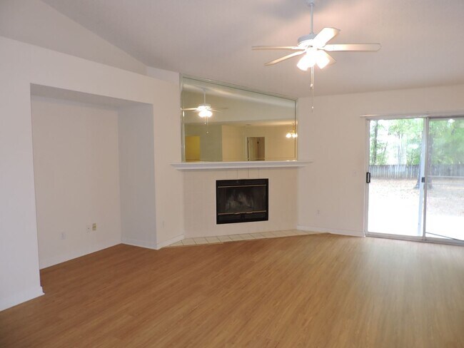 Foto del edificio - Centrally located with easy access to Whit...