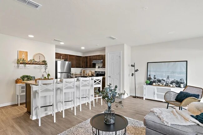 Gran salón y cocina - 7644 Mailes Ct