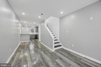 Building Photo - 1904 N Leithgow St