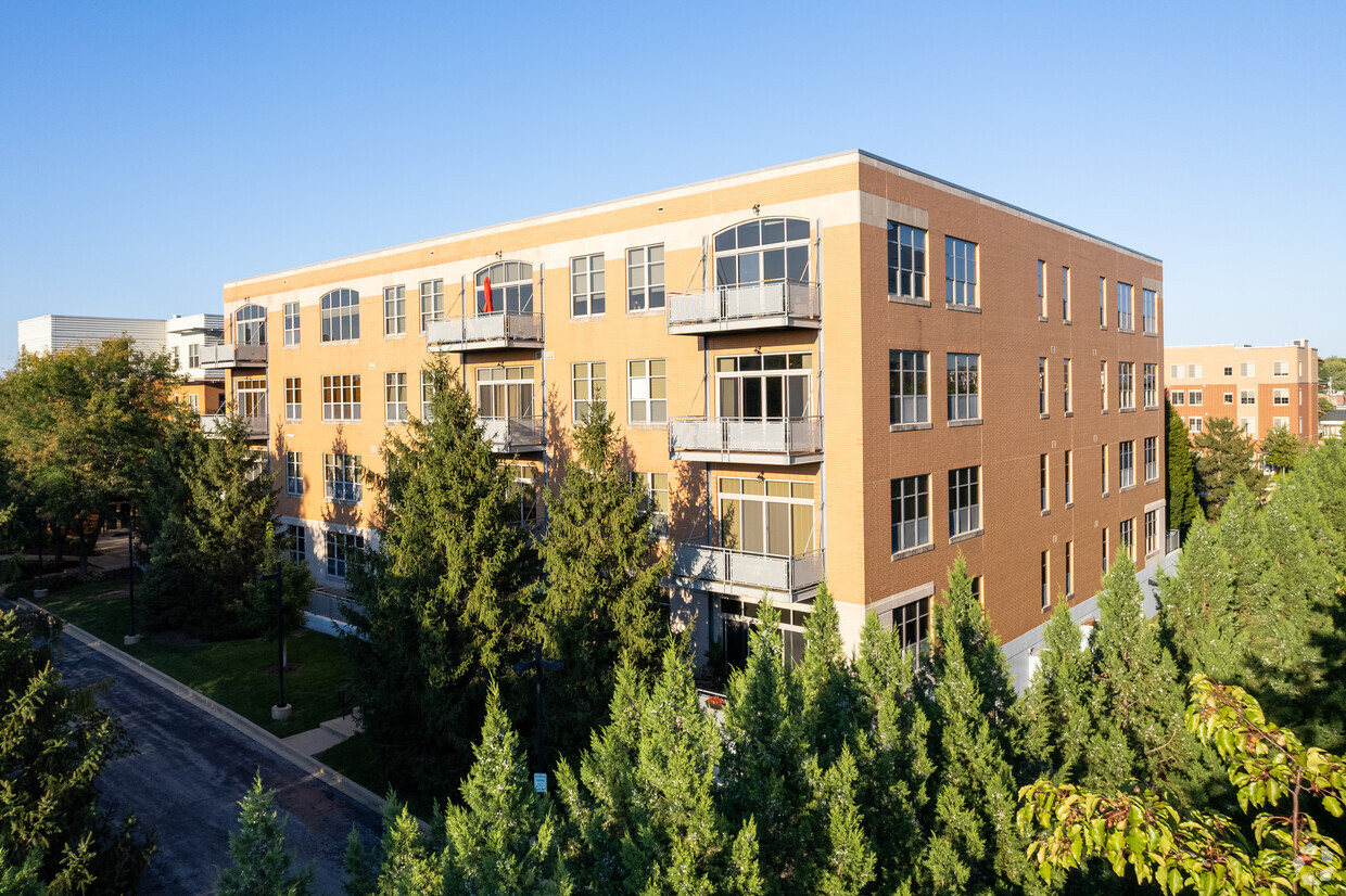 Primary Photo - Summit Lofts