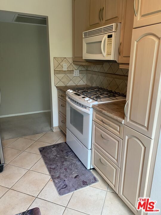 Foto del edificio - 10800 Holman Ave