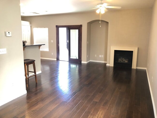 Building Photo - 3 BEDROOM & 2.5 BATH TOWNHOME LOCATED IN G...