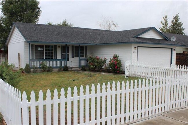 Foto del edificio - 2161 NE Yellowpine Rd