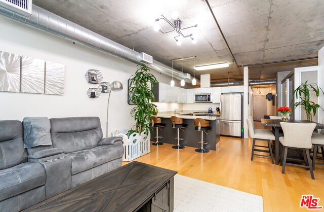 Foto del edificio - 645 W 9th St