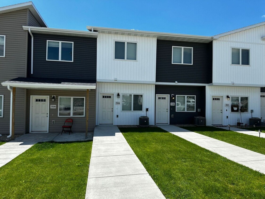Primary Photo - 2-bedroom Townhome near Legacy High School!