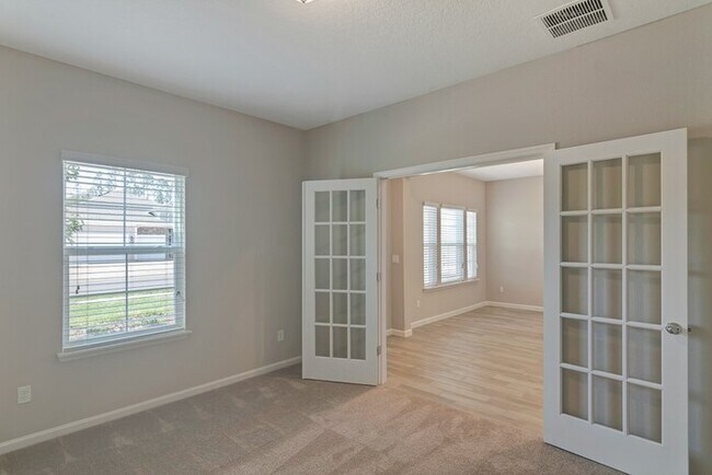 Building Photo - 4 bedroom in a great location