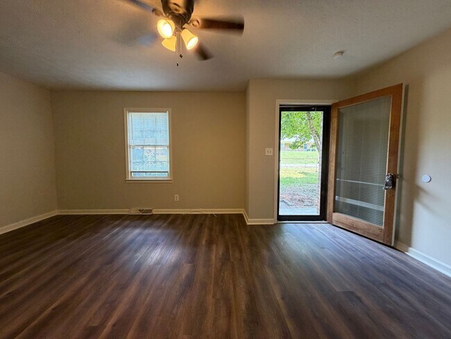 Foto del edificio - Nice 3/1.5 House in Silver Creek- $1,295