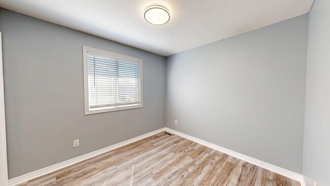 Photo du bâtiment - SPACIOUS THREE BEDROOM UPPER UNIT FOR RENT