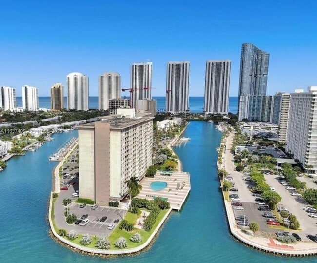 Foto del edificio - 400 Kings Point Dr