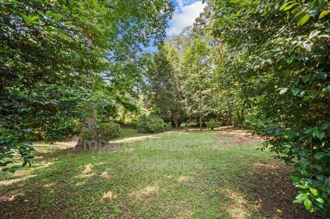 Building Photo - 304 Robin Hood Rd