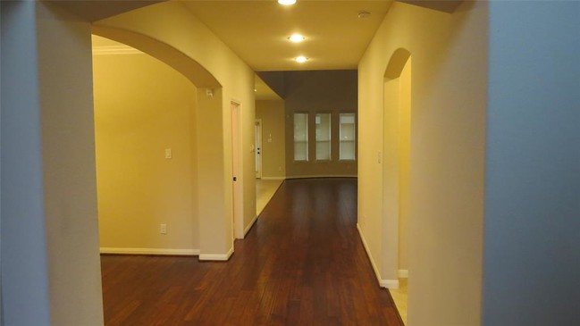 Building Photo - 11002 Giffnock Dr