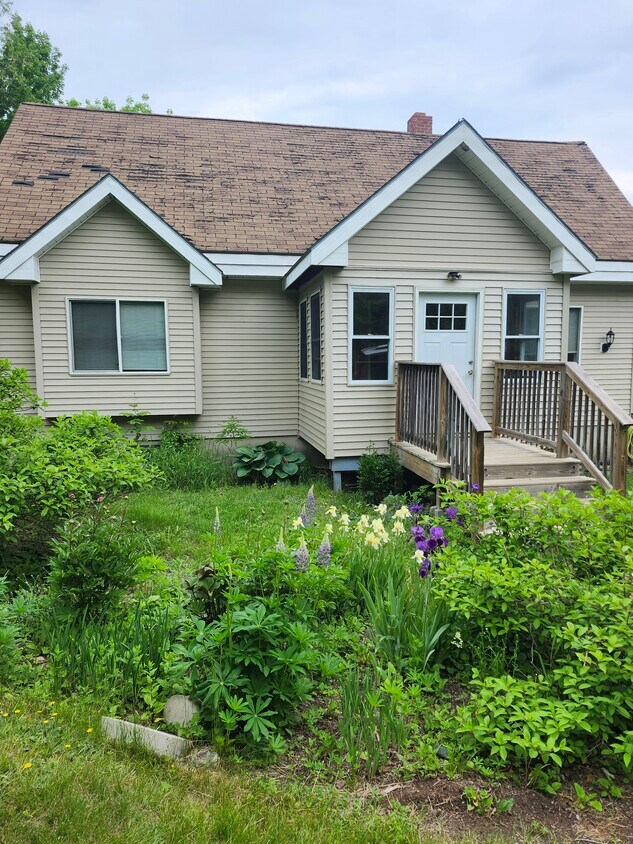 Foto principal - 227 Whitcomb Rd