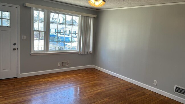 Photo - 207 W Belvedere Rd House