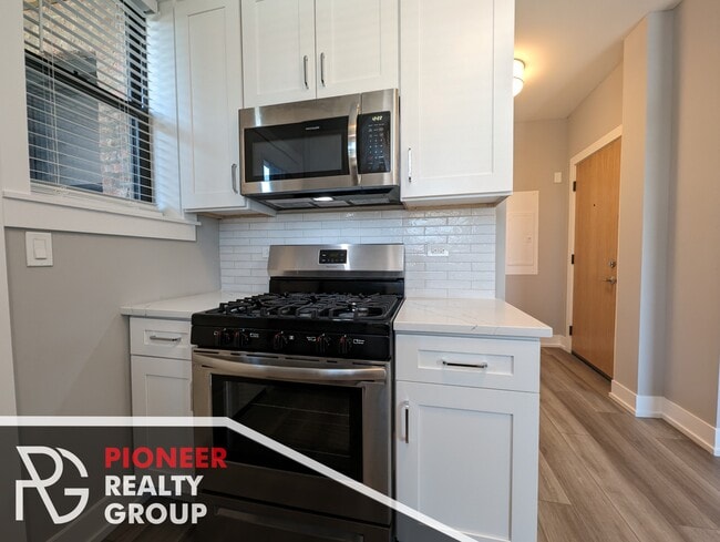 Building Photo - 3935 N Janssen Ave