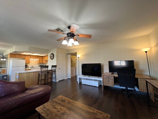 Foto del edificio - Two Bedroom Two Bathroom Fully Furnished Condo