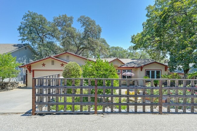 Building Photo - Foothill living at its finest